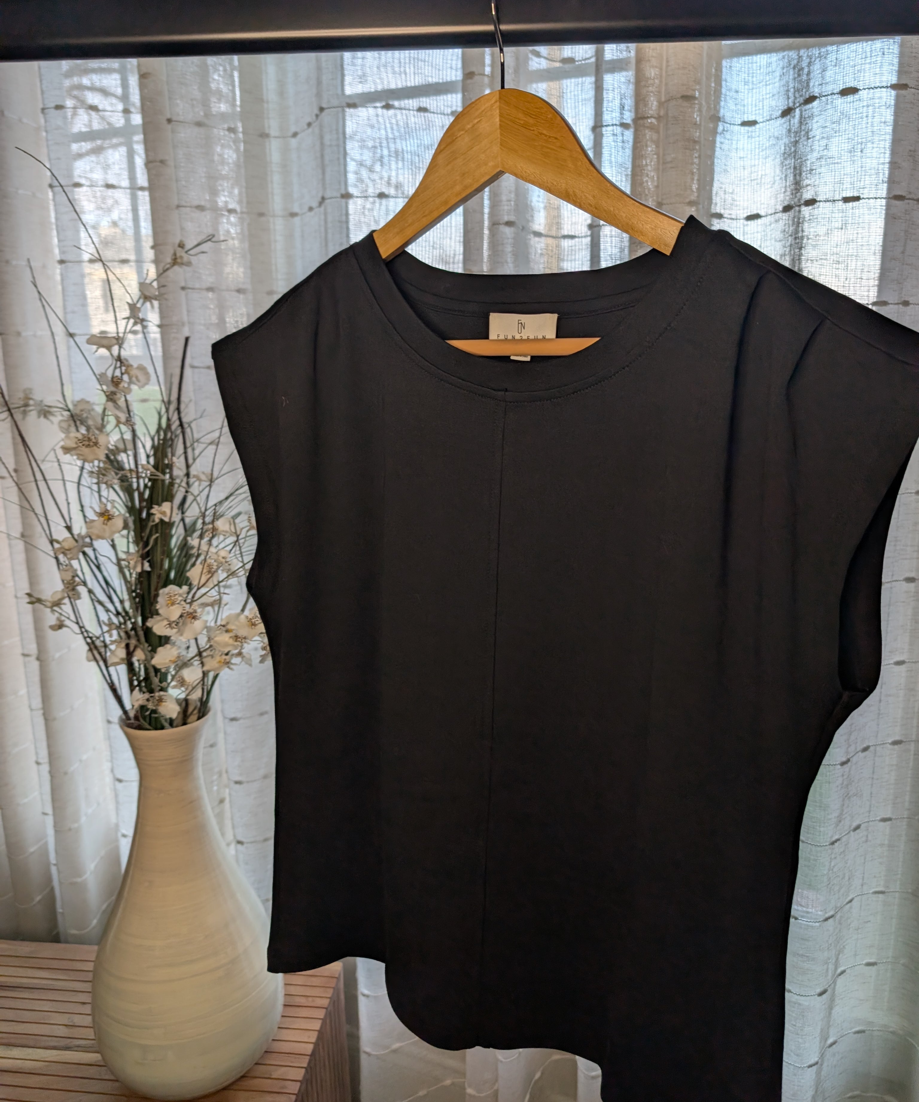 BLACK DRESSY TEE