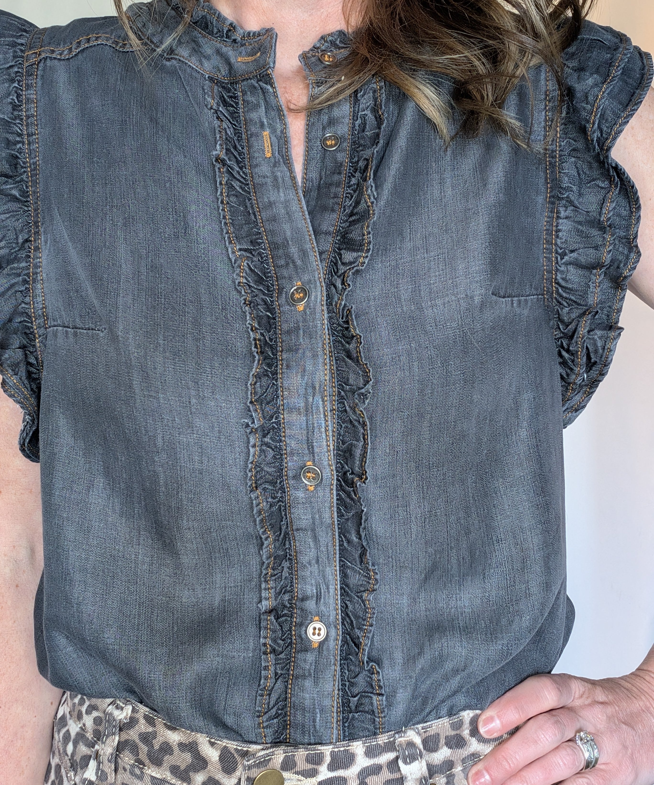 DENIM RUFFLE SLEEVELESS SHIRT